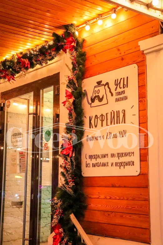 Ярко-красные цветы, переплетённые с веточками розмарина, придают новогодний шарм