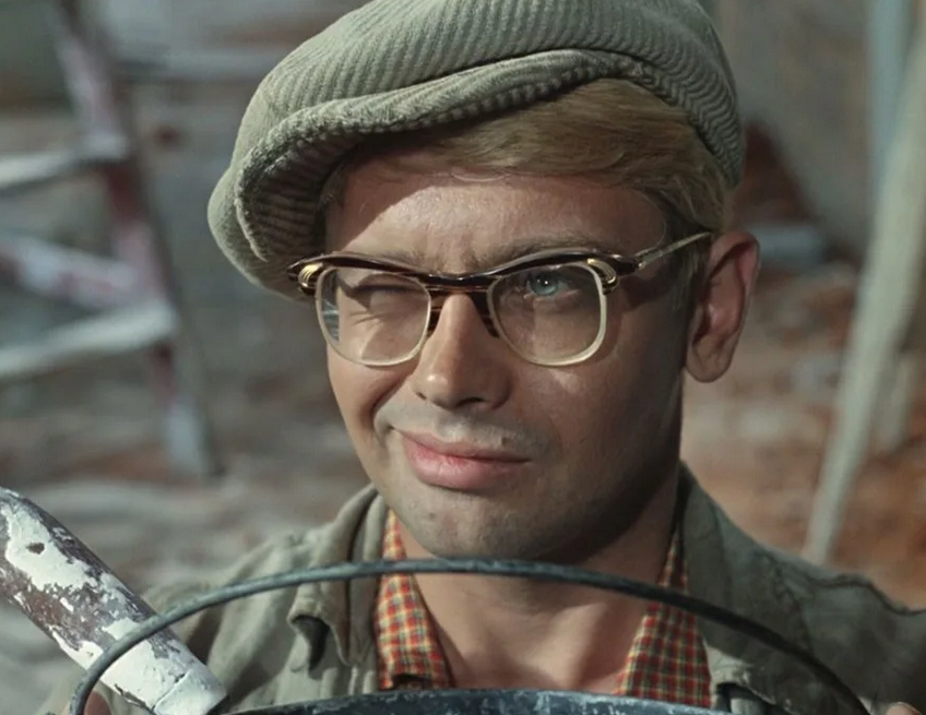 А давайте посмотрим, сколько лет было актерам, когда они снимались в фильме "Операция Ы и другие приключения Шурика".  Фильм был запущен в производство в мае 1964 года. Тогда и были основные съемки.