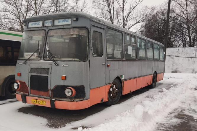 Один из выставленных на продажу автобусов ЛиАЗ-677М с госномером АМ810/52 1991 года выпуска, фото https://www.nn.ru/text/auto/2022/11/30/71858006/