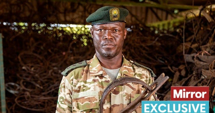 Начальник Управления дикой природы Уганды Куру Кирья на складе ловушек (Изображение: Адам Джеррард / Daily Mirror)