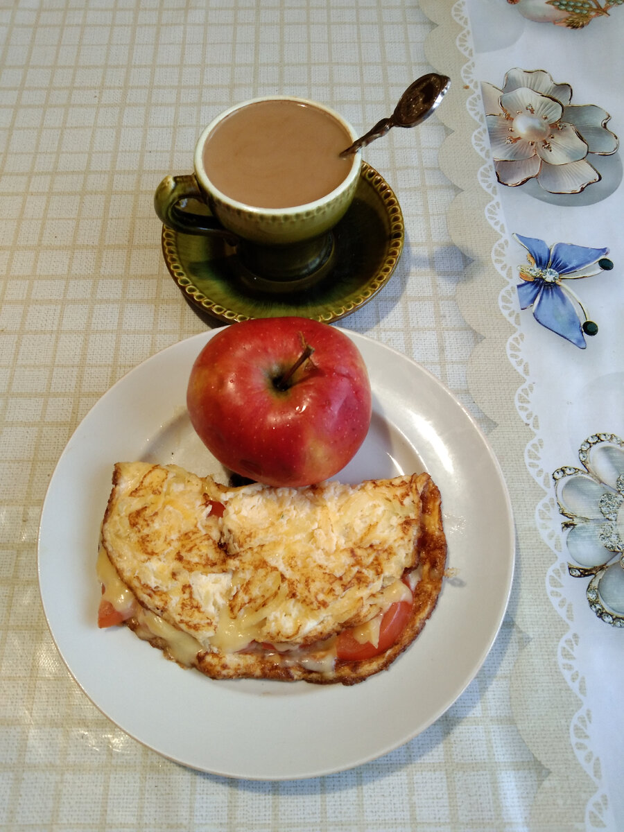 Что я ем на ПП.Кабачковый омлет с овощами и сыром.Яблоко.Щи со  сметаной.Гречка.Кисель.Творог. Картошка с минтаем. Помидор. Арахис. | Будни  российской пенсионерки.ПП. | Дзен