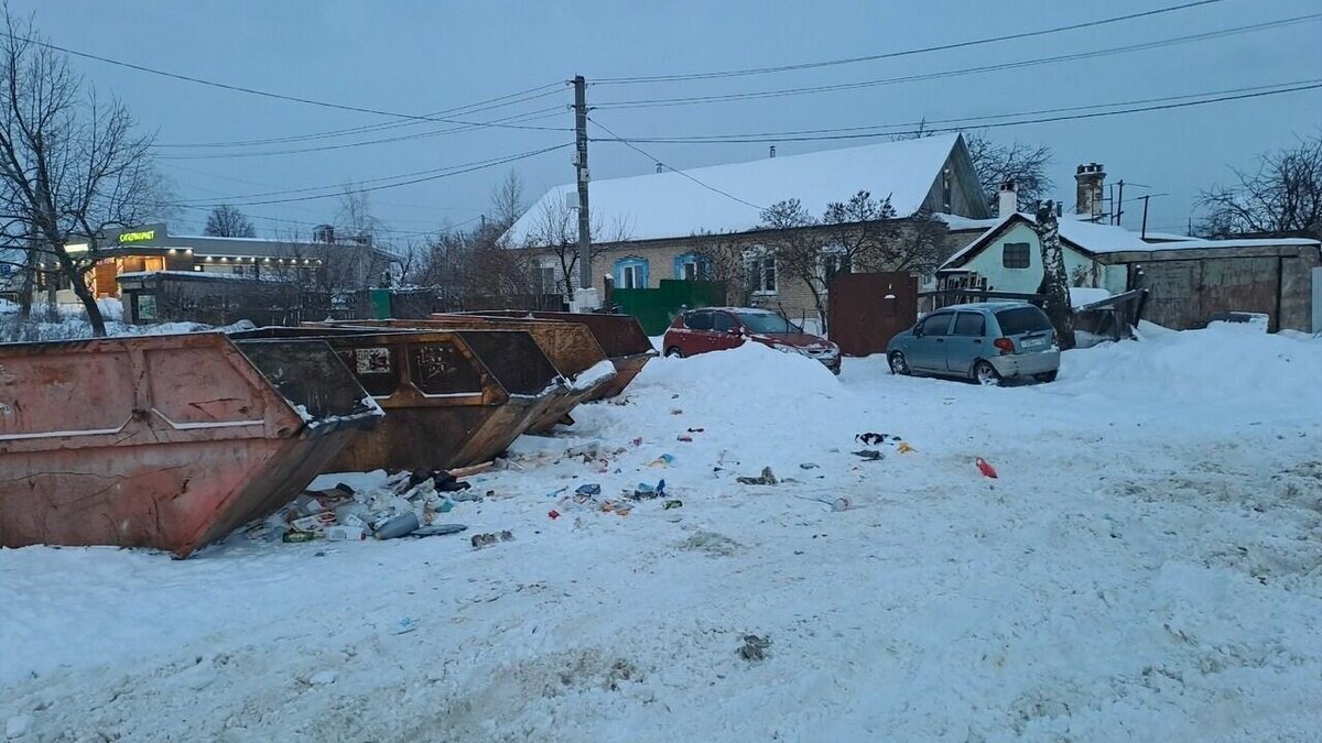     В Казани жители поселка Северный возмутились отсутствием уборки возле мусорных контейнеров. Соответствующая публикация появилась в одном из местных пабликов социальной сети «ВКонтакте».
