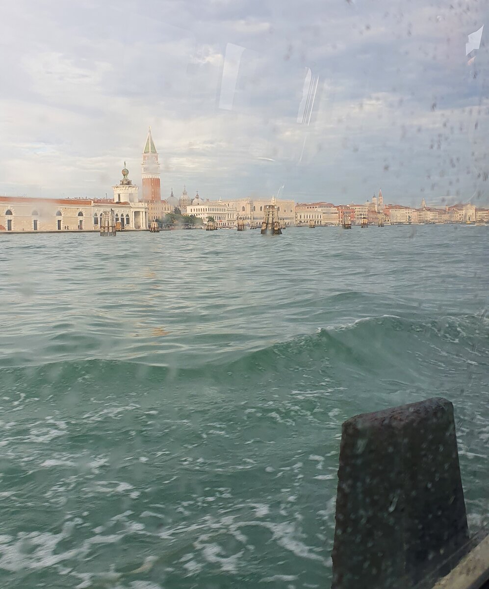 Вид из грязного окна вапоретто на Гранд Канал