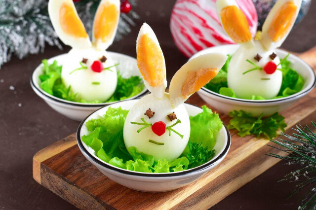 Привлекательные кролики из вареных яиц