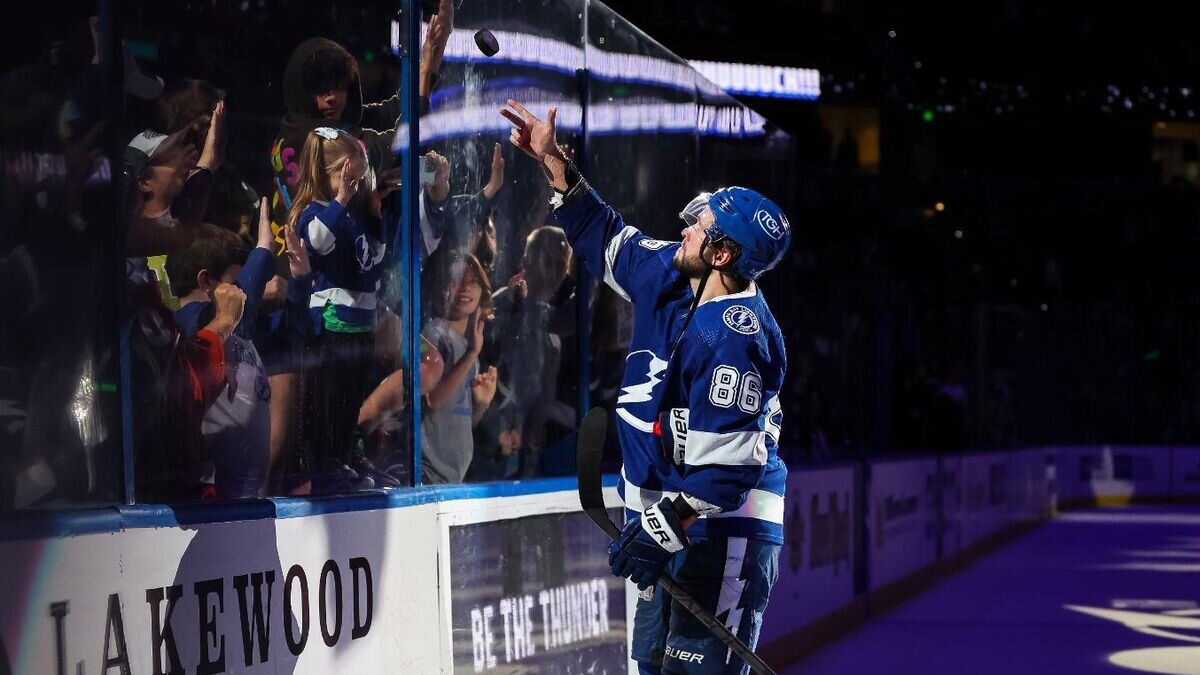    Хоккеист "Тампа-Бэй Лайтнинг" Никита Кучеров© Фото : nhl.com/lightning