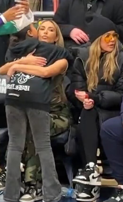    Ким Кардашьян обняла дочь НортСоцсети