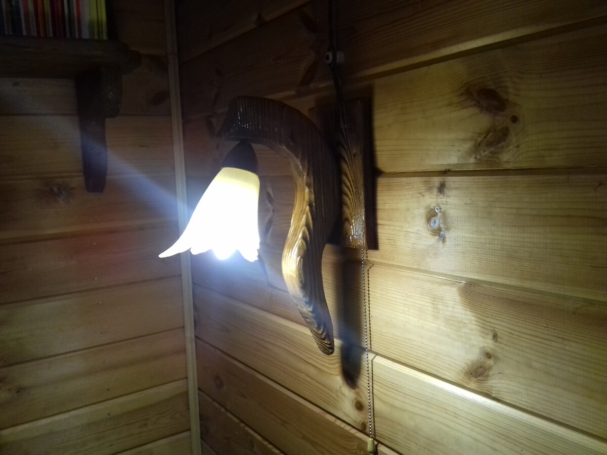 Настенный светильник из дерева