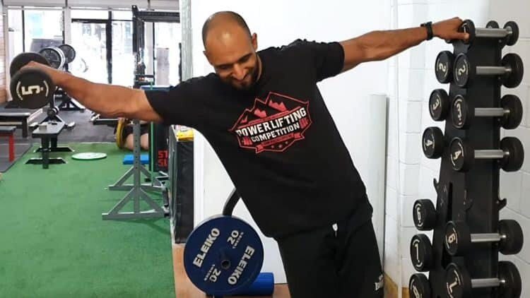 Египетские боковые подъемы (Источник: Adonis Athletics/YouTube)