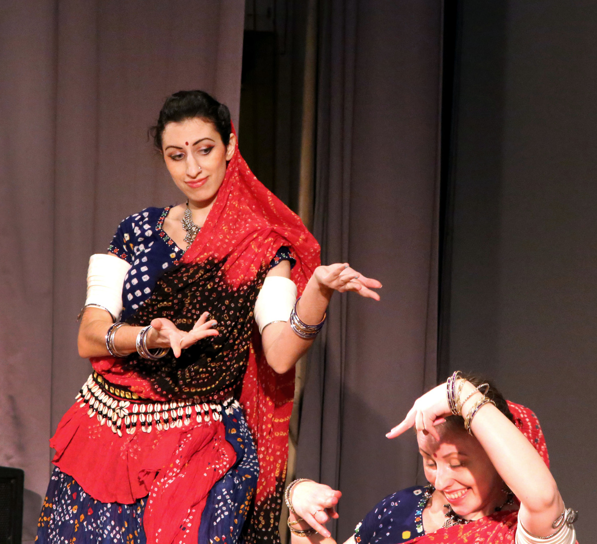 2017 На празднике "Холли" в доме культуры "Выборгская сторона". Выступление русских артистов, исполняющих индийские танцы.