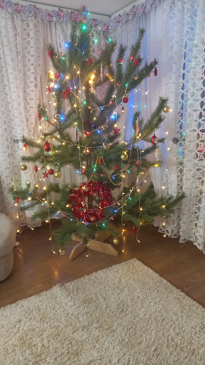 Это наша прошлогодняя ёлка