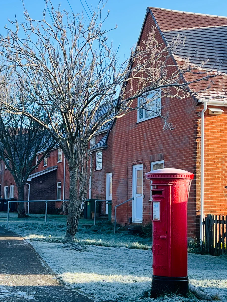 Почтовый ящик в инее. Фотография из  Жизнь в Англии.