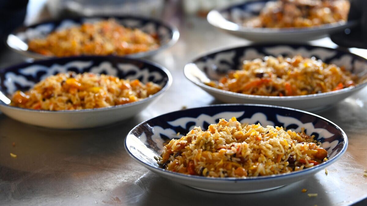    Плов, приготовленный в Среднеазиатском центре плова Besh Qozon в Ташкенте© РИА Новости / Сергей Пятаков