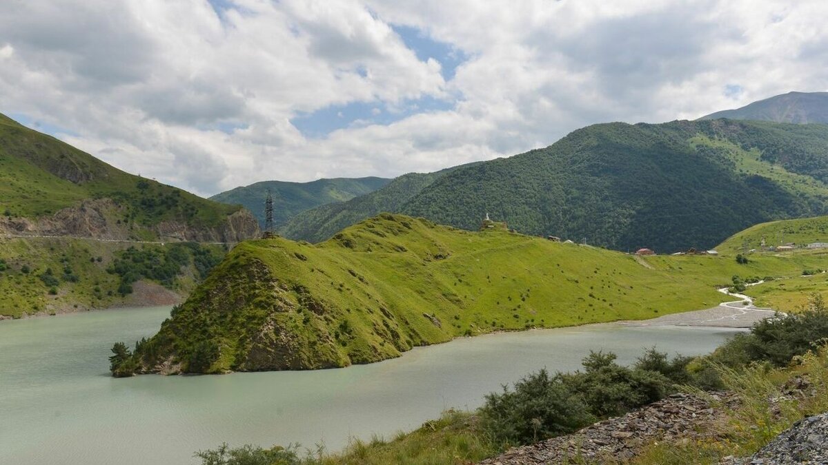     Почти пять миллиардов из бюджета уже потратили на горнолыжный комплекс «Мамисон» в Северной Осетии, при этом он не готов даже на треть, сообщает корреспондент NewsTracker.