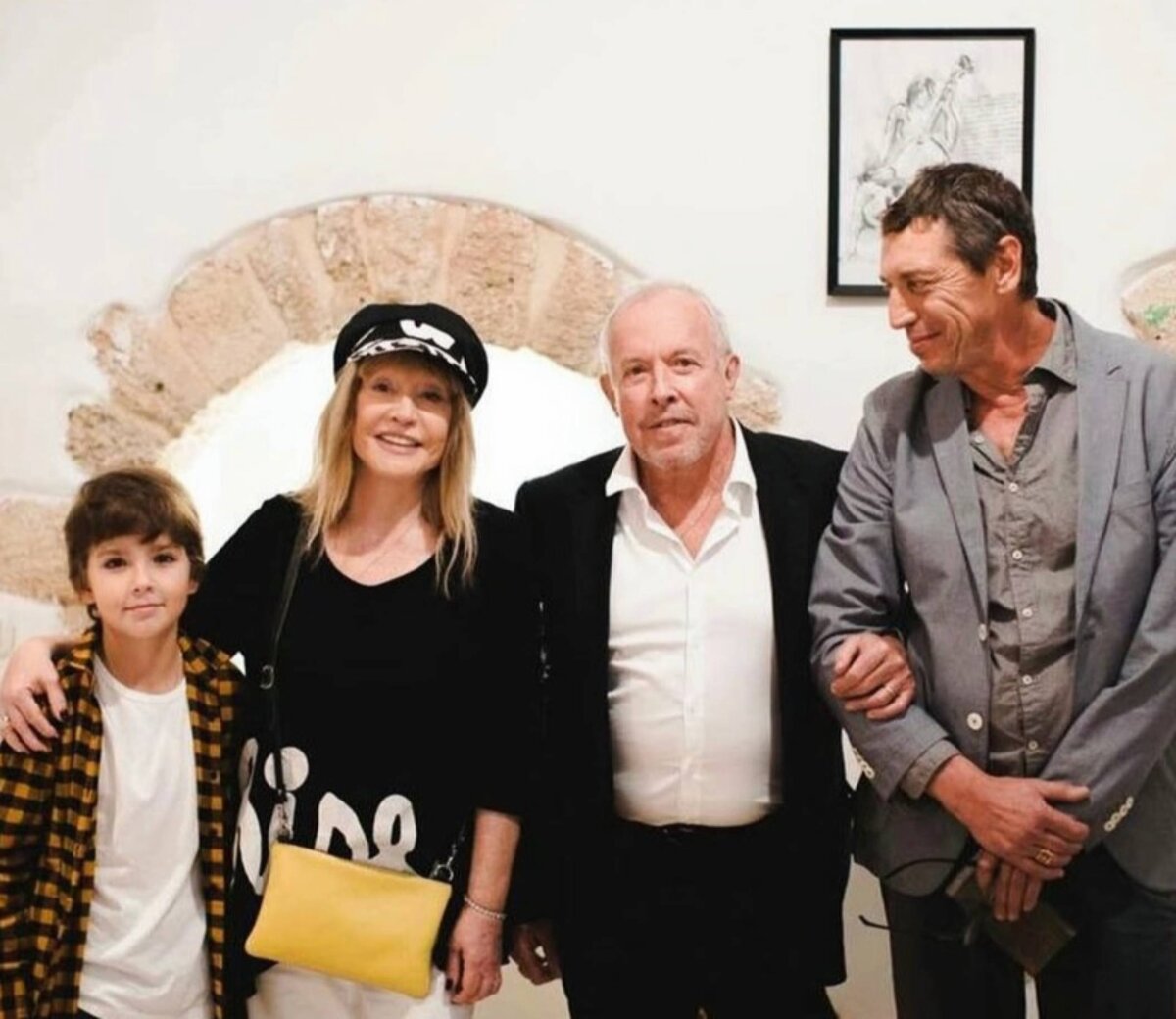    Алла Пугачева с сыном Гарри, Андреем Макаревичем и его другом на открытии выставкиСоцсети