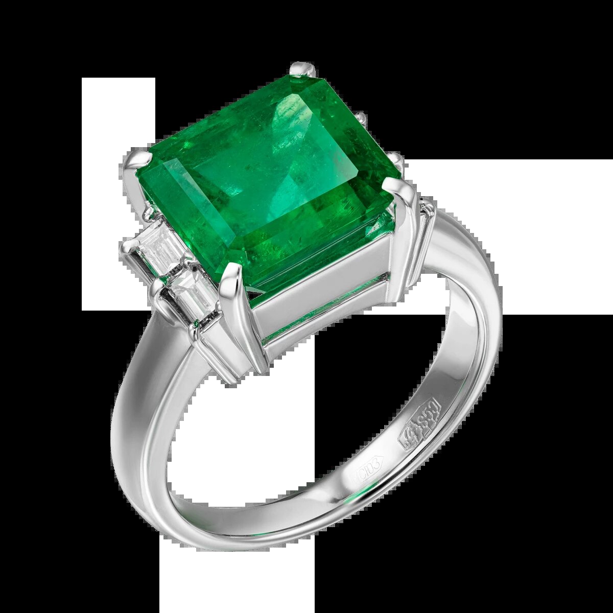 На фото: Кольцо с изумрудом «В самом сердце»