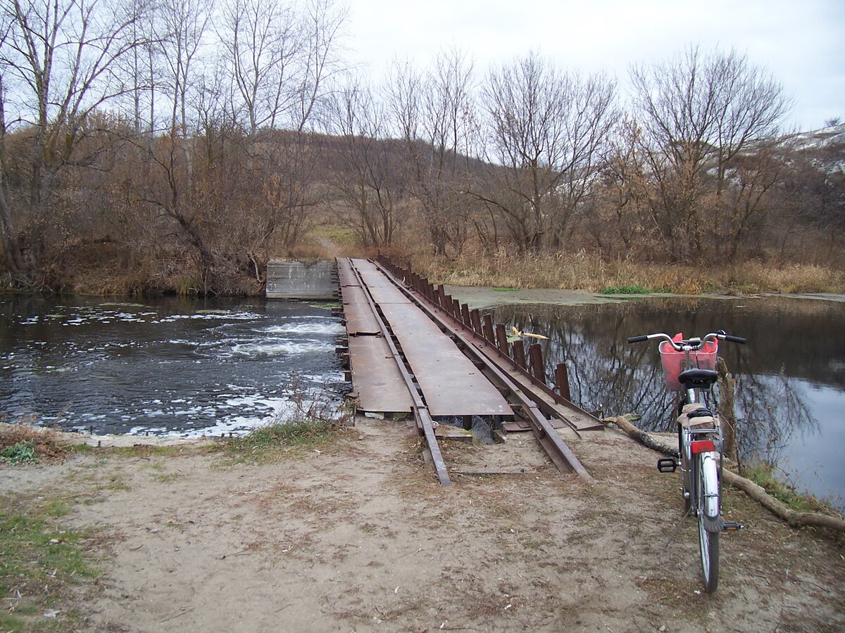 Плотина у нас в Пригородном. И мой велосипед.