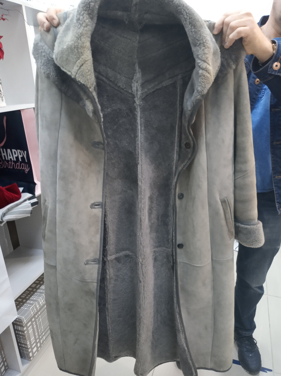 Фото автора. Дублёнка в химчистке. Это она <<до>>. А скоро заберу <<после>>. 