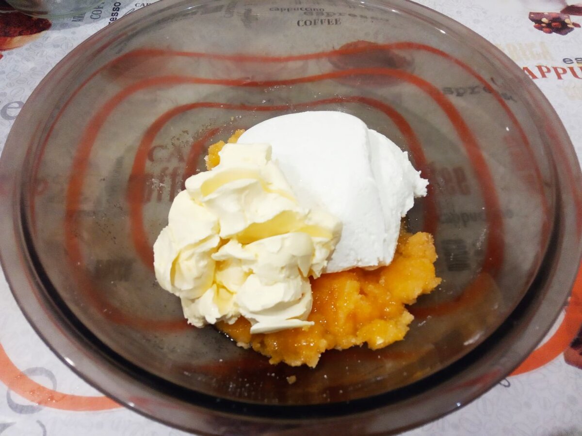 Соединяем желтковую массу, сливочное масло и творог