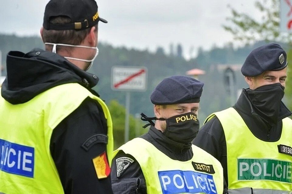     В Австрии белорус украл из магазина товары и спрятался от полиции под кустом в сугробе. Фотоиллюстрация: GLOBAL LOOK PRESS