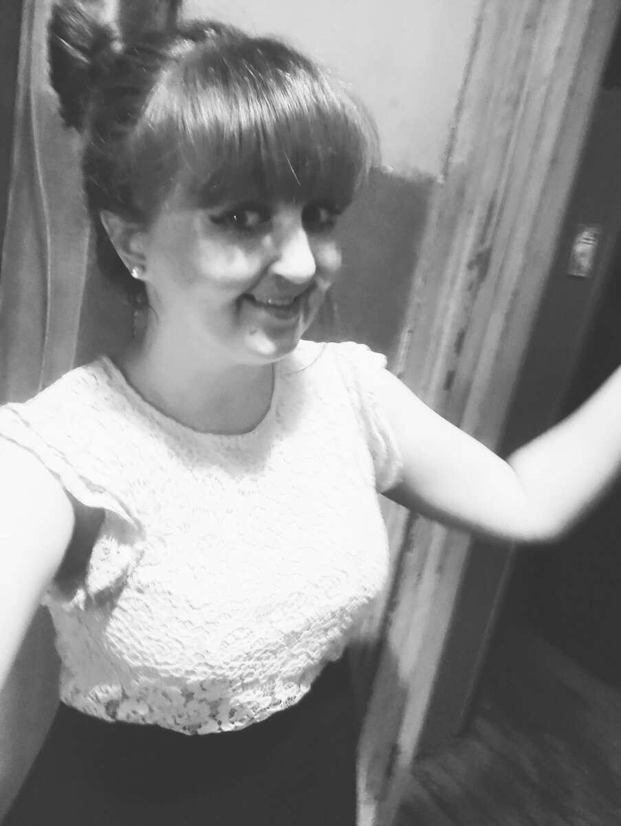 Нашла фото, где я счастливая, хоть и с отсутствующим зубом😁 в драке пьяной потеряла. Но что же теперь, главное, жива🤗