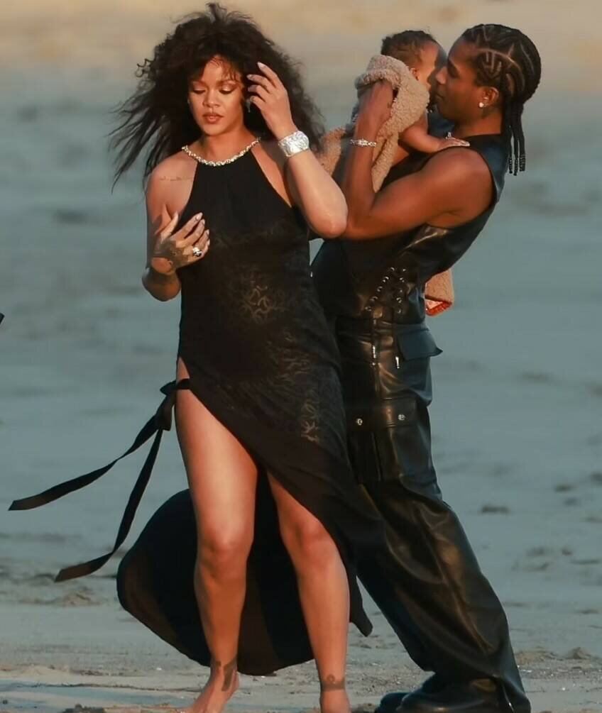    Рианна с возлюбленным и сыном на побережьеСоцсети