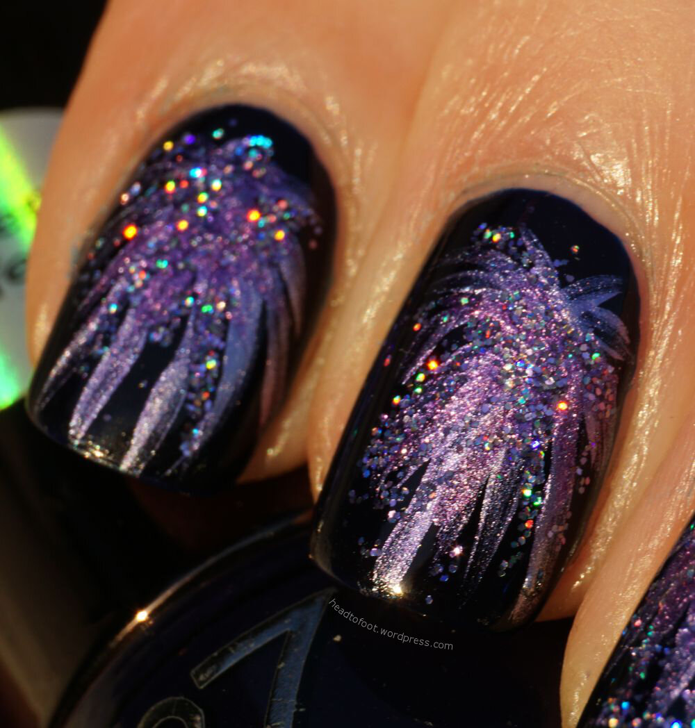 маникюр на новый год 2023 под синее платье. маникюр на новый год со светоотражающим лаком. светоотражающий маникюр с дизайном новогодний. маникюр светящийся в темноте. маникюр на новый год 2022 со светоотражающим лаком.