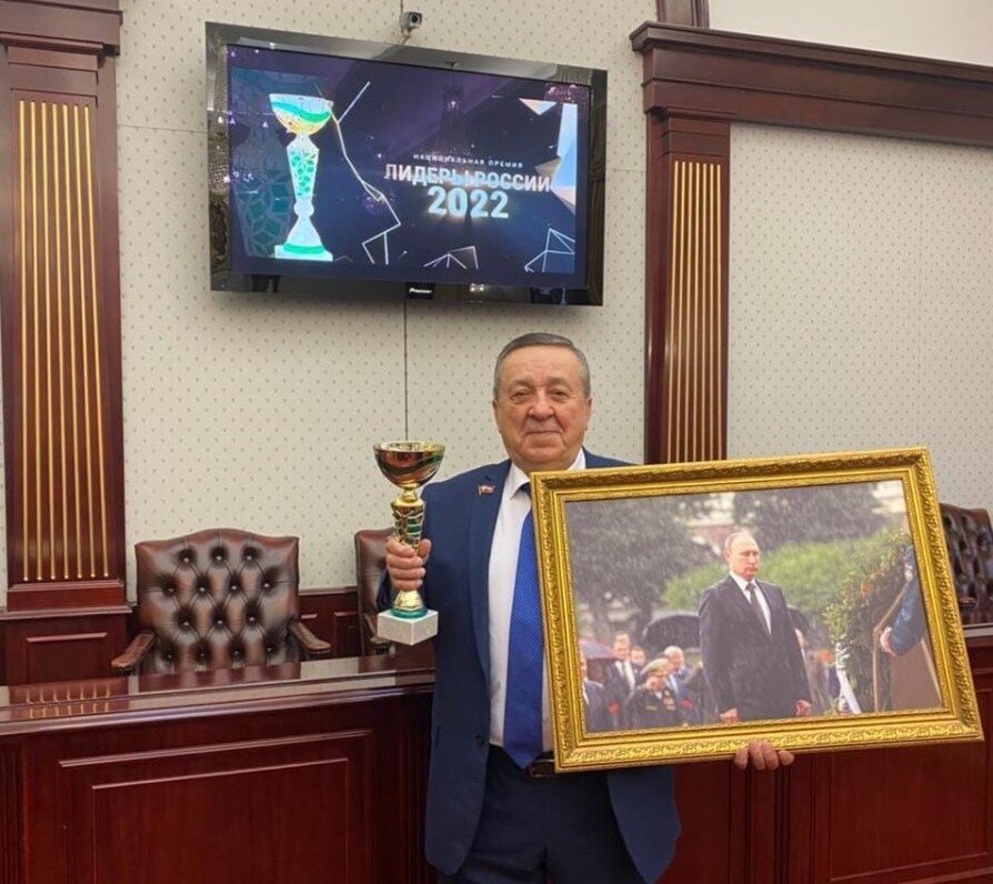    Общественник из Югры наградил победителей всероссийского конкурса «Лидеры России» в Москве