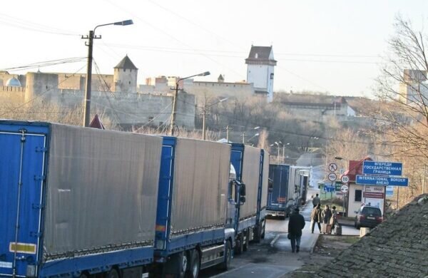 На подъезде к российско-эстонской границе. Переход кормит тысячи людей по обе стороны границы.