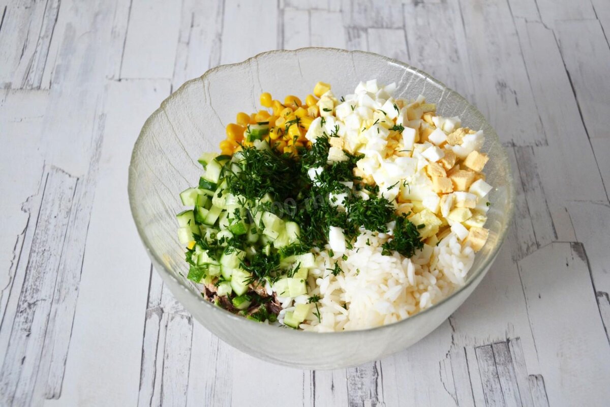 Рецепт салата с консервированным тунцом, рисом и яйцами - Лайфхакер