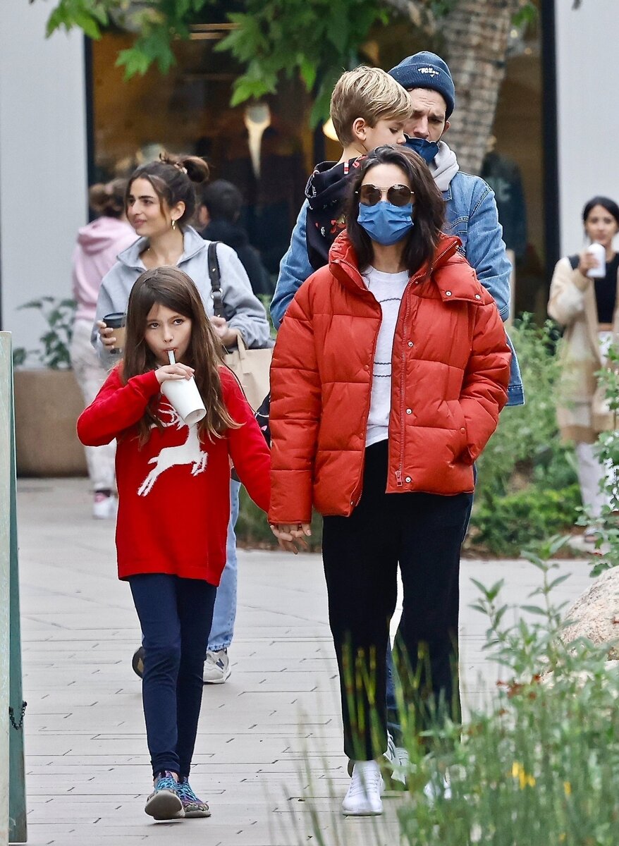    Эштон Катчер и Мила Кунис с детьми: Уайатт и Димитрием Фото: Твиттер @milaupdate