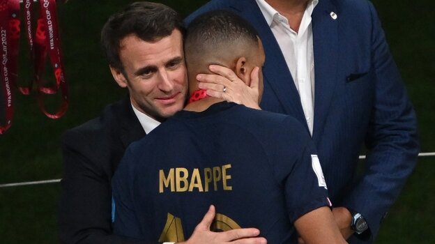    Президент Франции Эмманюэль Макрон и Килиан Мбаппе.
