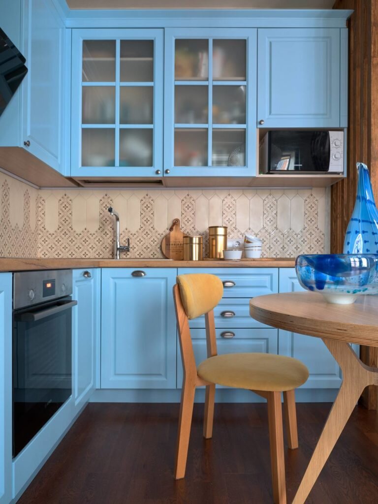 На 36 кв.м. - спальня, кухня, гостиная, гардеробная и красочный уютный интерьер