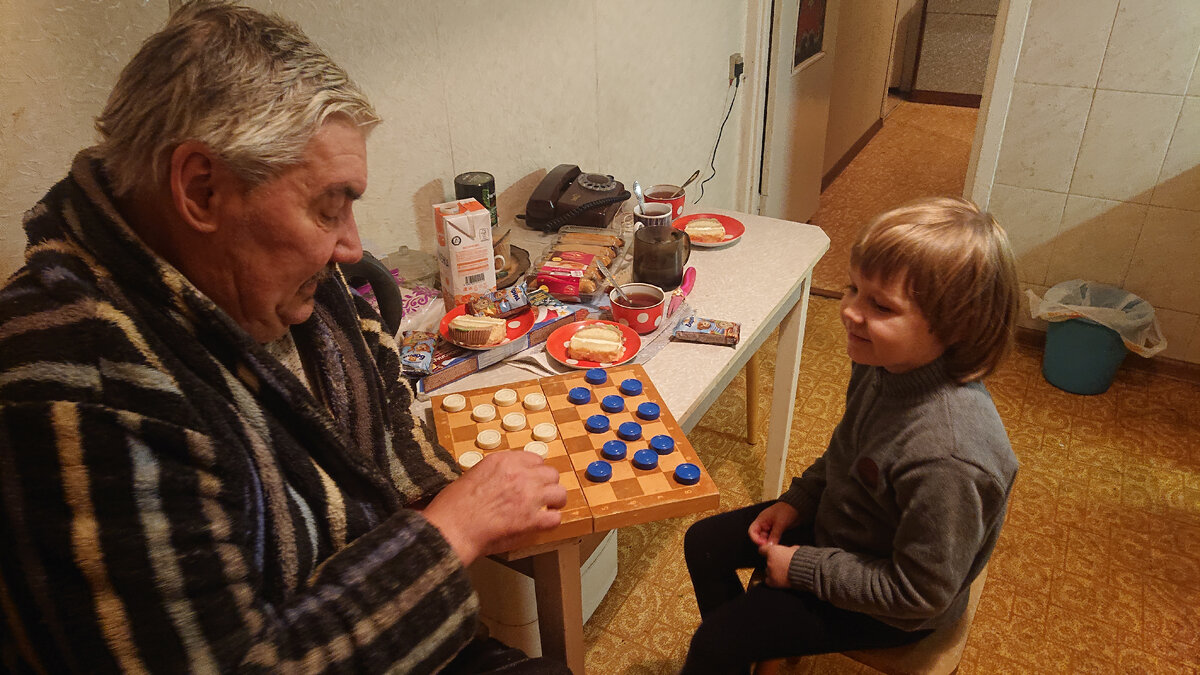 Одна из последних фотографий отца. Шашки со Златой