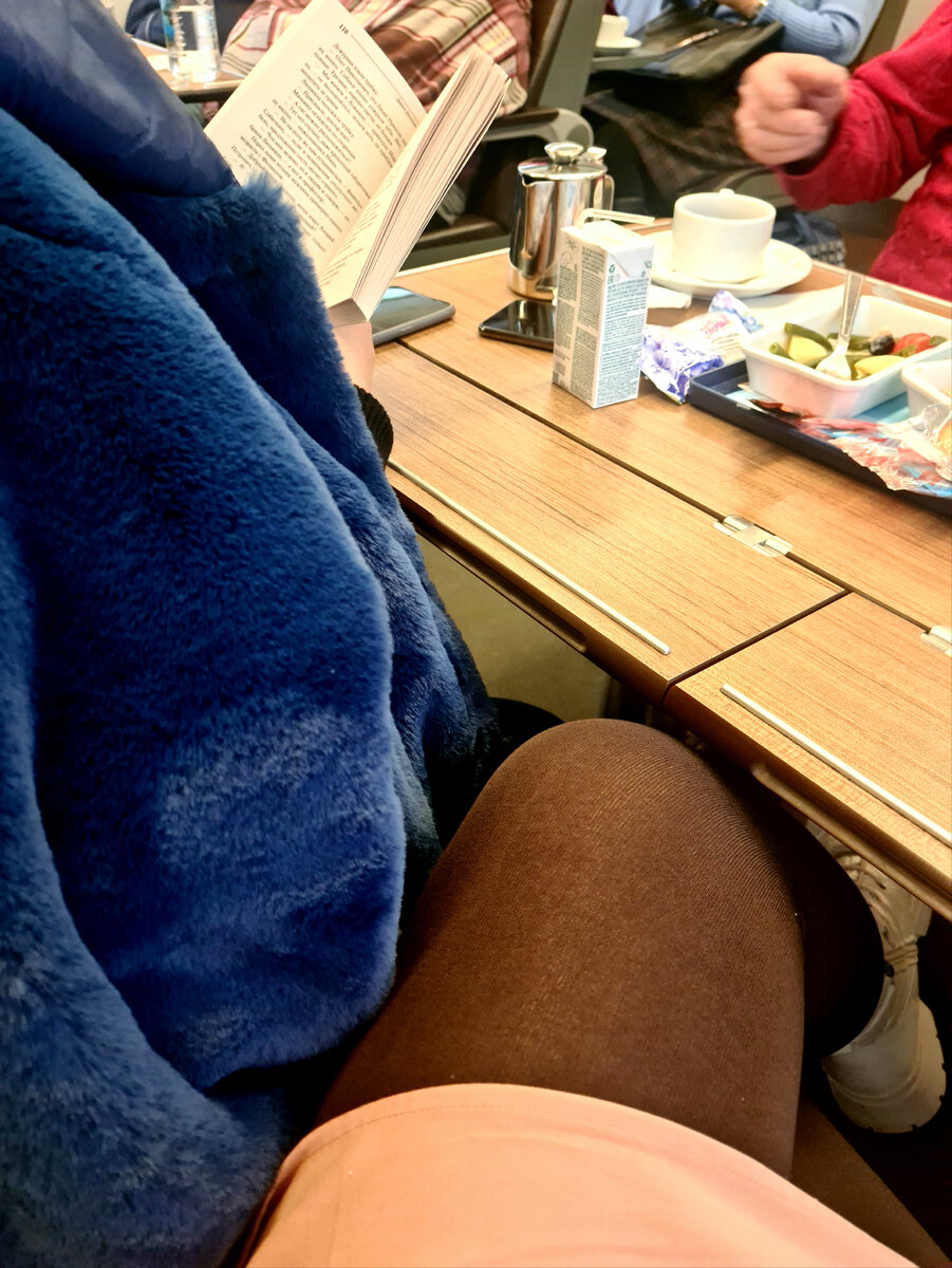 Моя коленка и шуба женщины