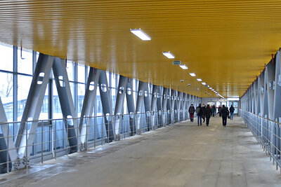    Надземный пешеходный переход через МЦД-1 на западе Москвы © Сайт мэра Москвы