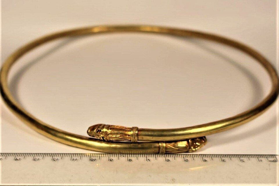     Руки женщины были украшены браслетами из сердоликовых бусин и трубчатым золотым браслетом Фото: пресс-служба администрации Краснодарского края