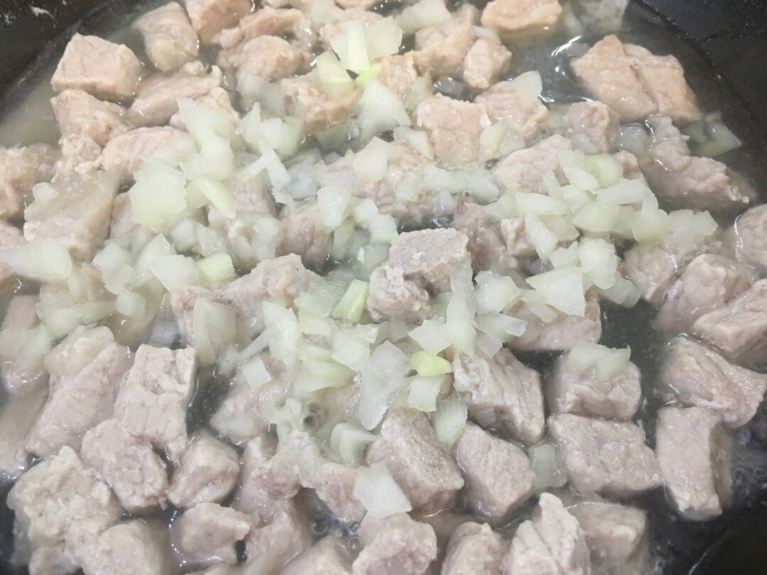 Вкусная подливка с мясом к картофелю, кашам и макаронам: рецепт от поваров столовых