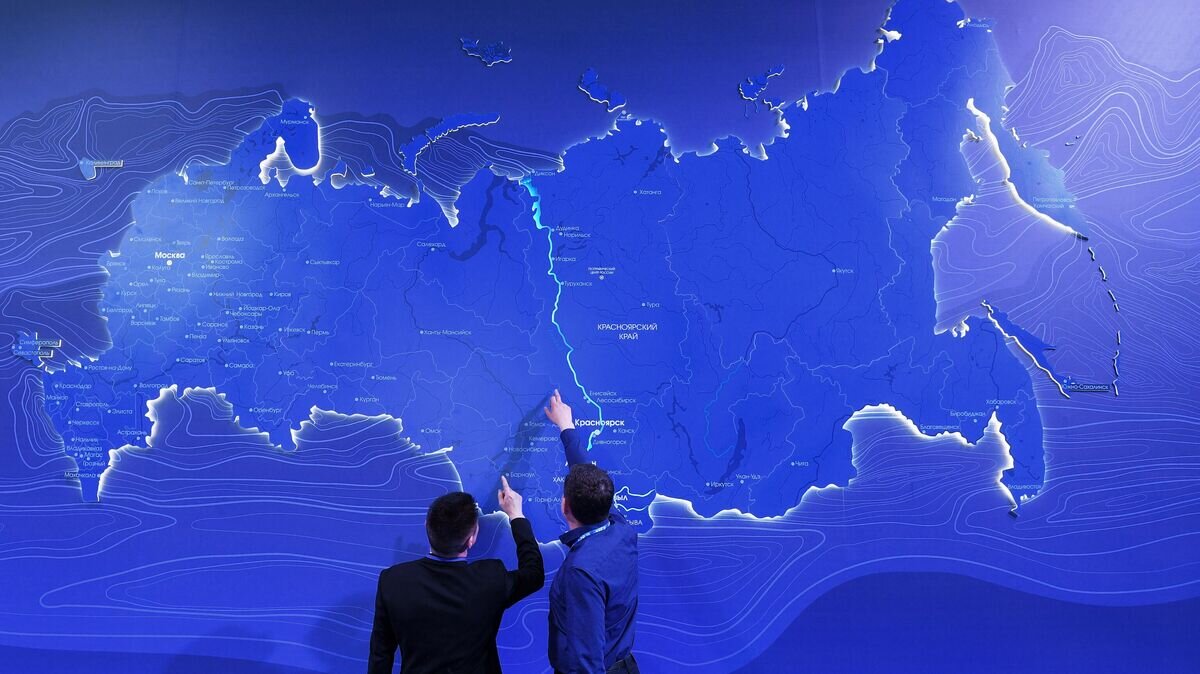    Мужчины у виртуальной карты Российской Федерации© РИА Новости / Максим Блинов