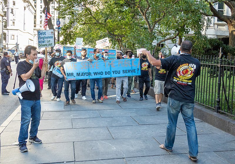 Информационное агентство «Bloomberg» рассказало о попытке американских таксистов организовать забастовку, которую часть из них в итоге саботировали.