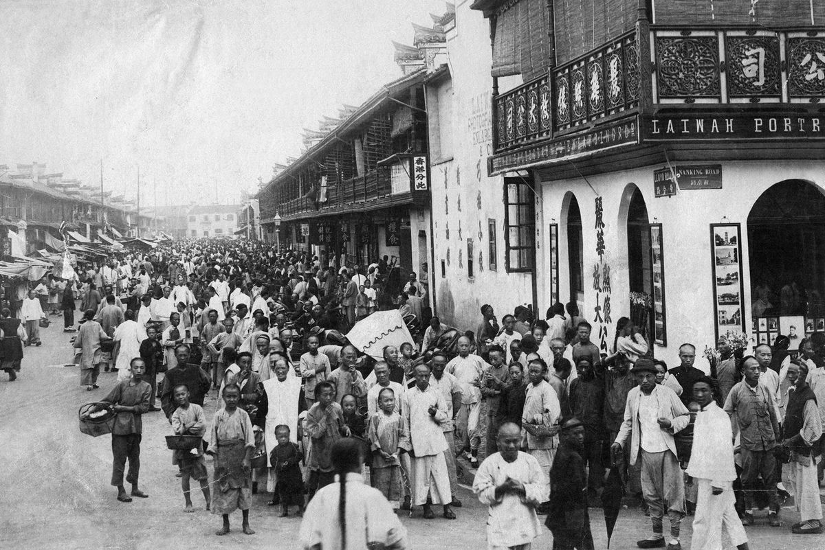 On july 2nd 1900 crowds. Пекин 1910. Китай город 19 век. Китай 1910 год. Пекин 100 лет назад.