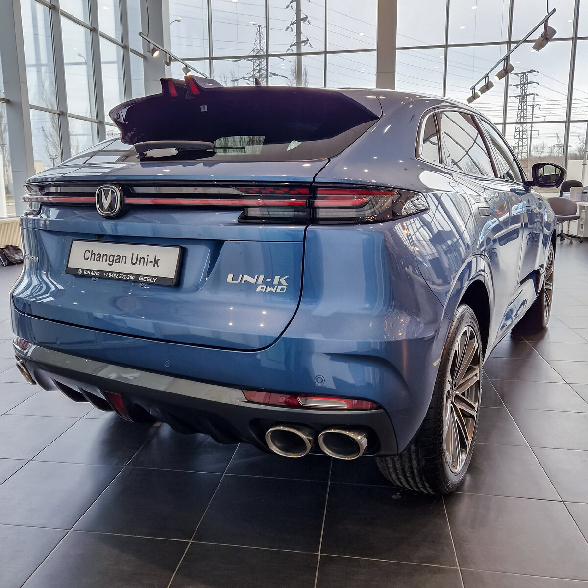 Как и Porsche Cayenne Coupe, новый Changan Uni-K, это премиальный купэобразный кроссовер, с полным приводом и скошенной крышей.