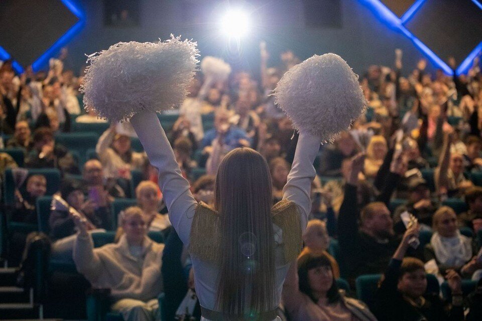     Несмотря на расстояние, болельщики поддерживают хоккеистов.  ХК «Адмирал»