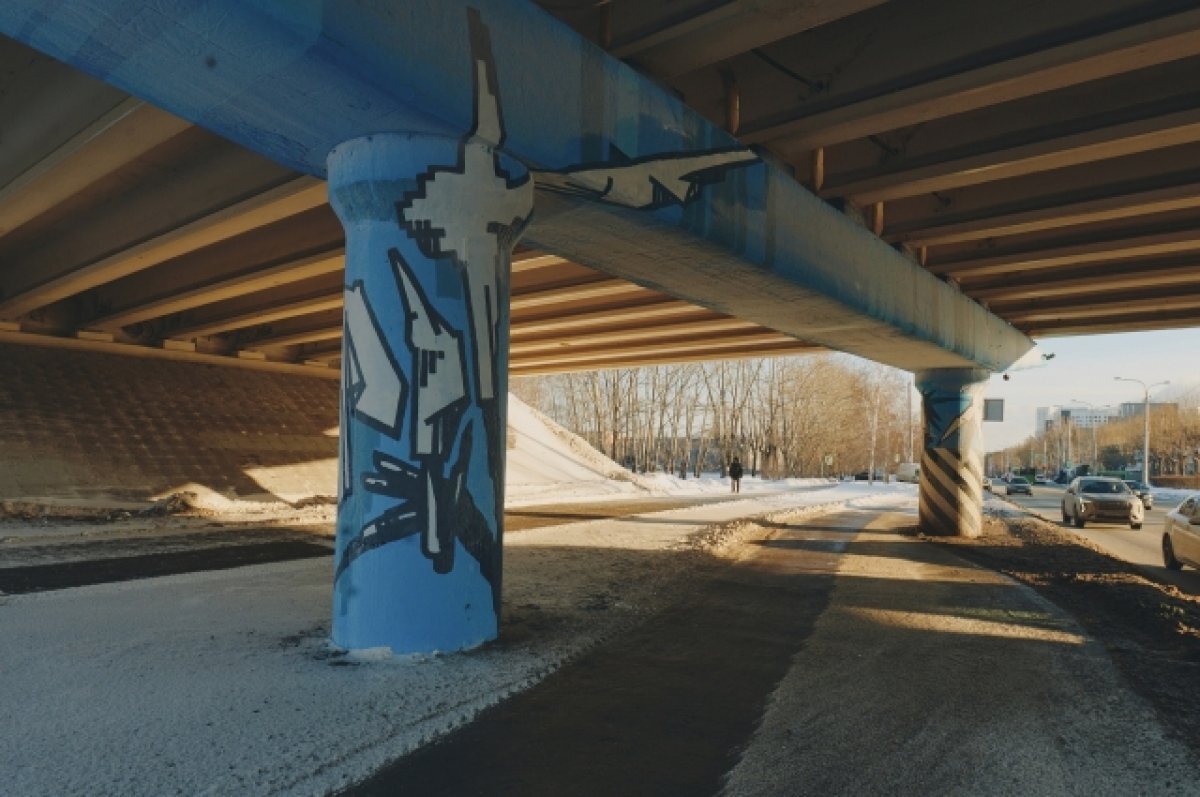    Символ сибирского характера: на мосту в Тюмени появились «Ледяные опоры»