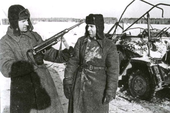 Красноармейцы с трофейным МР40