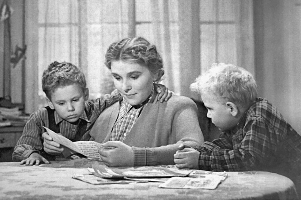    Кадр из кинофильма «Чук и Гек». 1953 г. Режиссер Иван Лукинский.