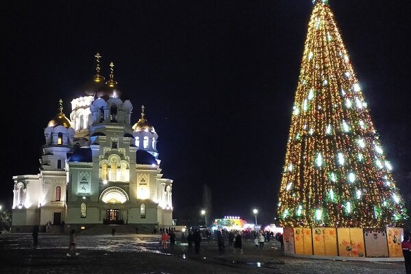 Новогодняя ёлка на площади Ермака. Фото smartik.ru