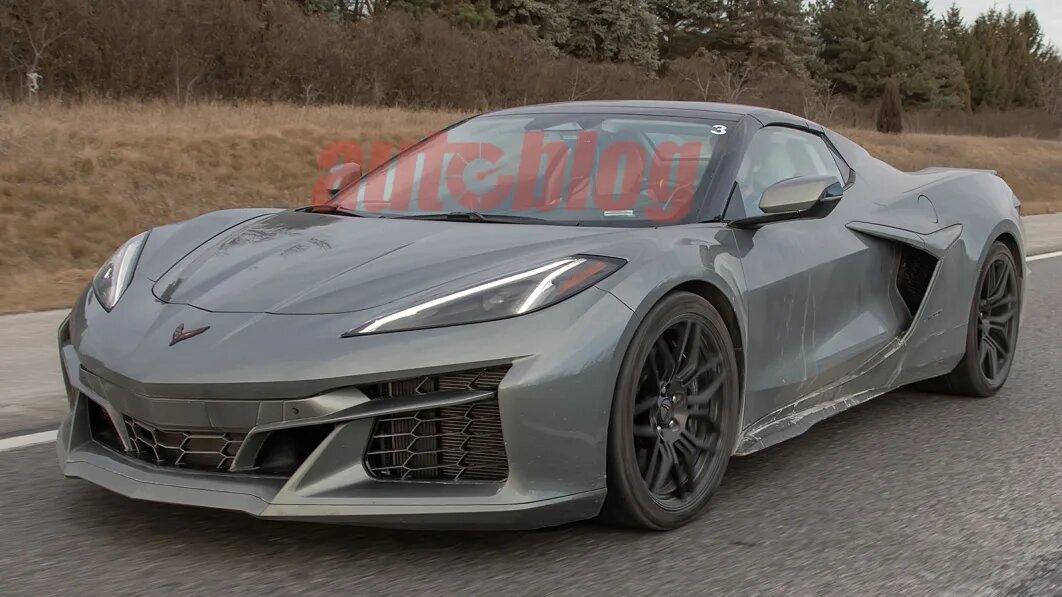 
Конфигуратор не солгал
Ранее в этом месяце изображения Corvette E-Ray 2024 года смогли просочиться в онлайн-конфигураторе Chevrolet.-1-2