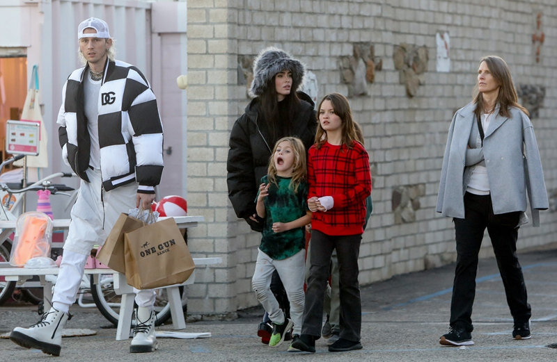    Меган Фокс на прогулке с бойфрендом, детьми и мамой Legion-Media