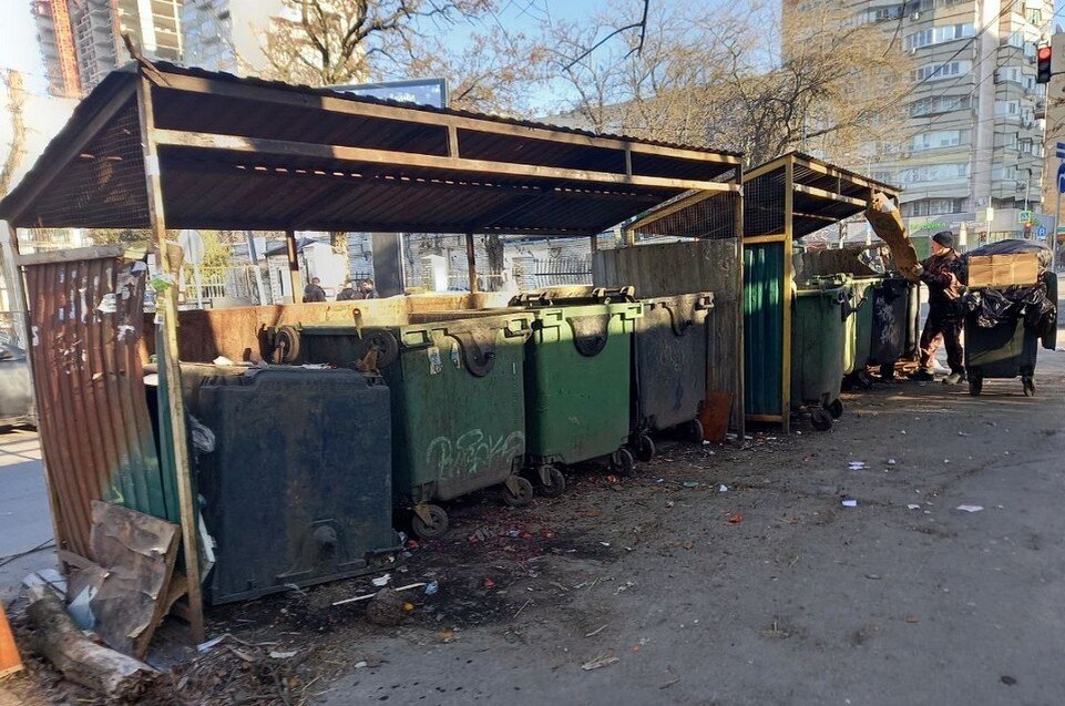     Около родильного отделения ЦГБ, на улице Варфоломеева, 280, образовалась гора крупногабаритного мусора. Анастасия ТАЛЫЗИНА