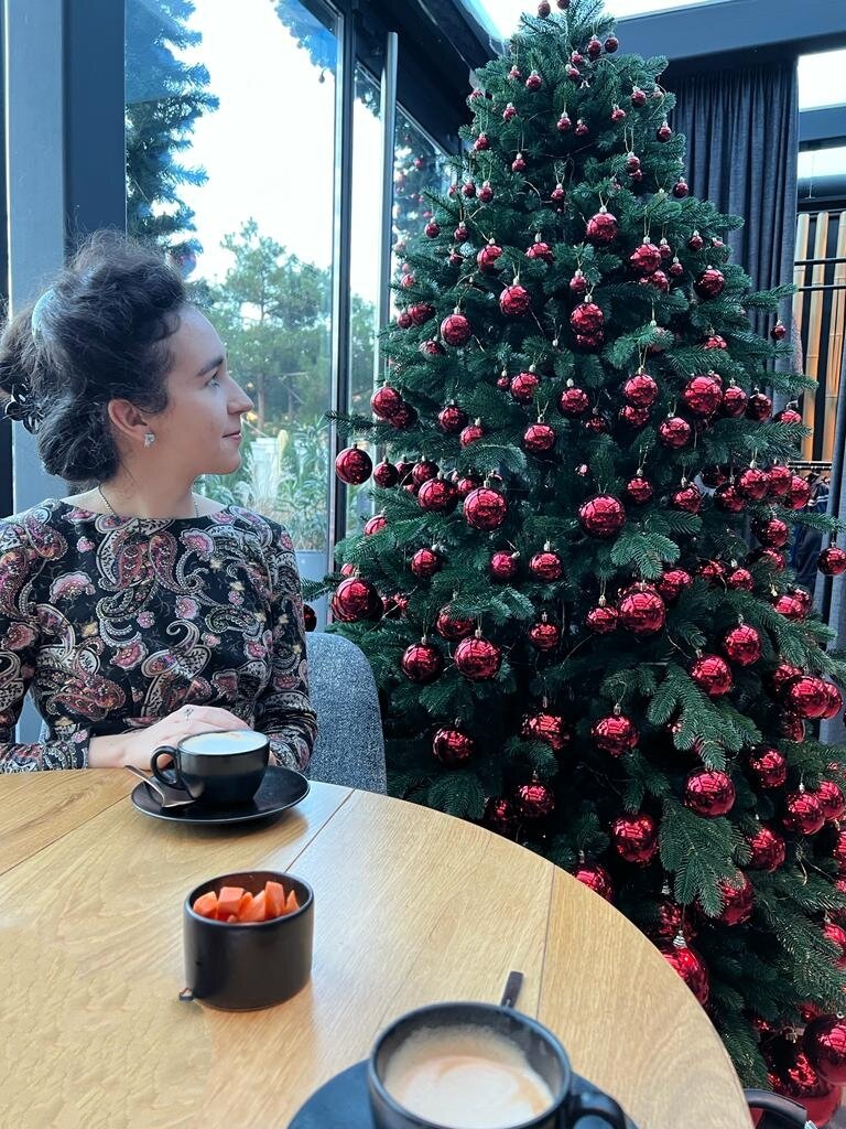Пьем кофе у ёлочки..✨ новое кафе, рассказать впечатления?)